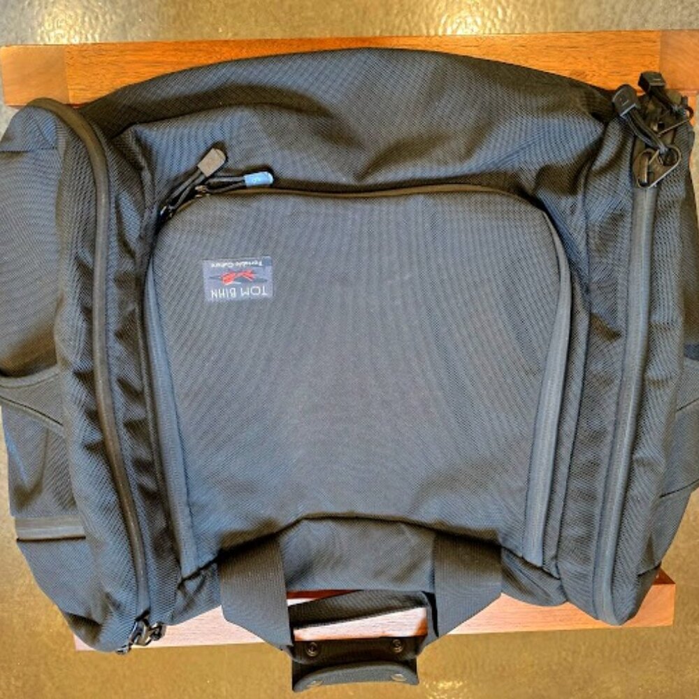 Tom Bihn Aeronaut 45 - RARE - Black 1050d Ballistic / Full Red Halcyon Interior - Picture 2 of 3